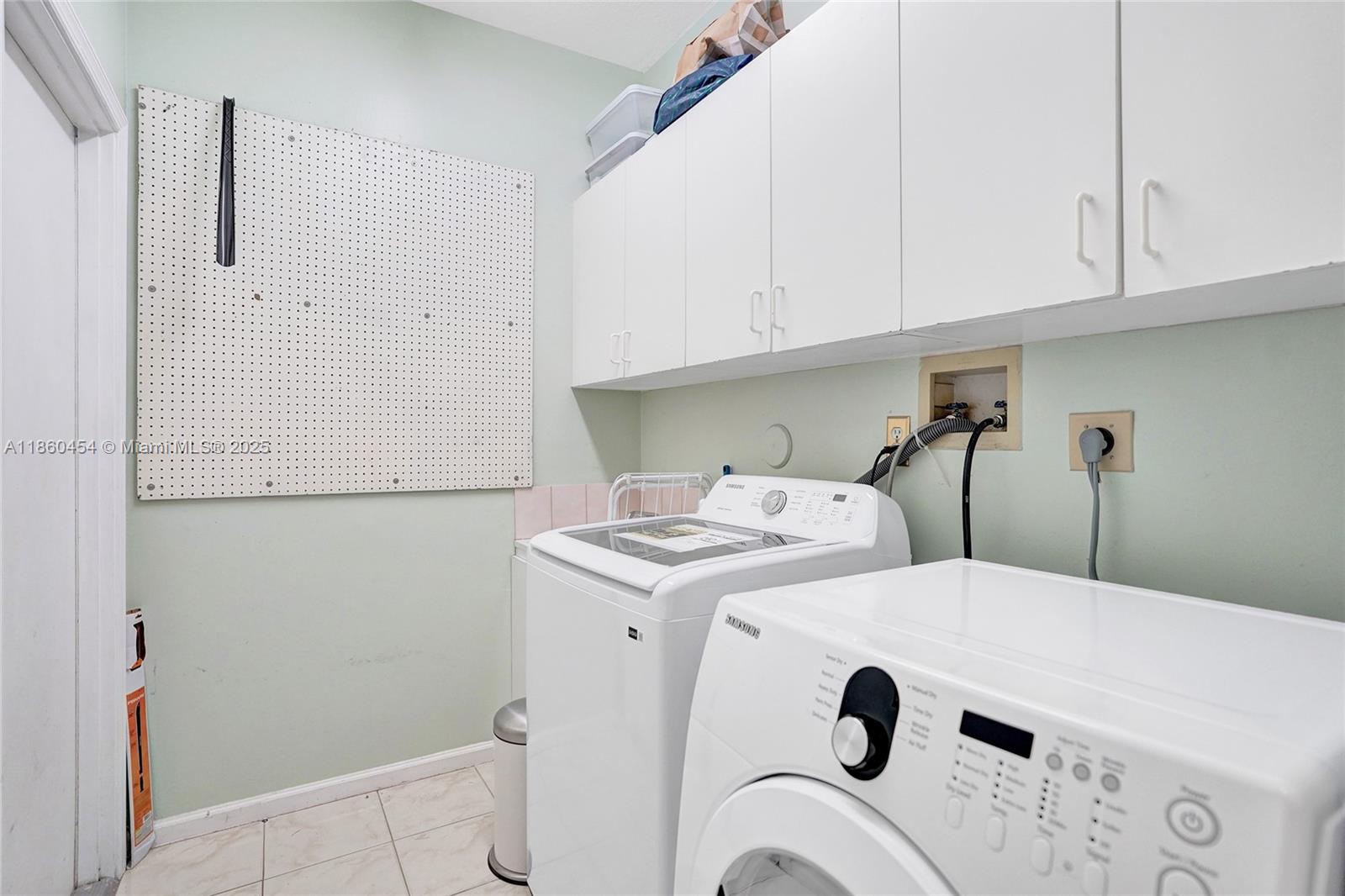 1485 W Lacosta Dr W Pembroke Pines, FL 33027