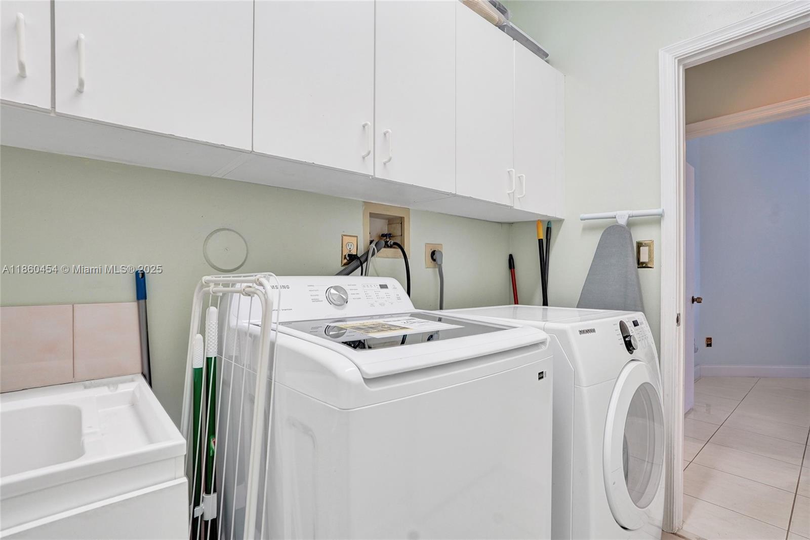 1485 W Lacosta Dr W Pembroke Pines, FL 33027