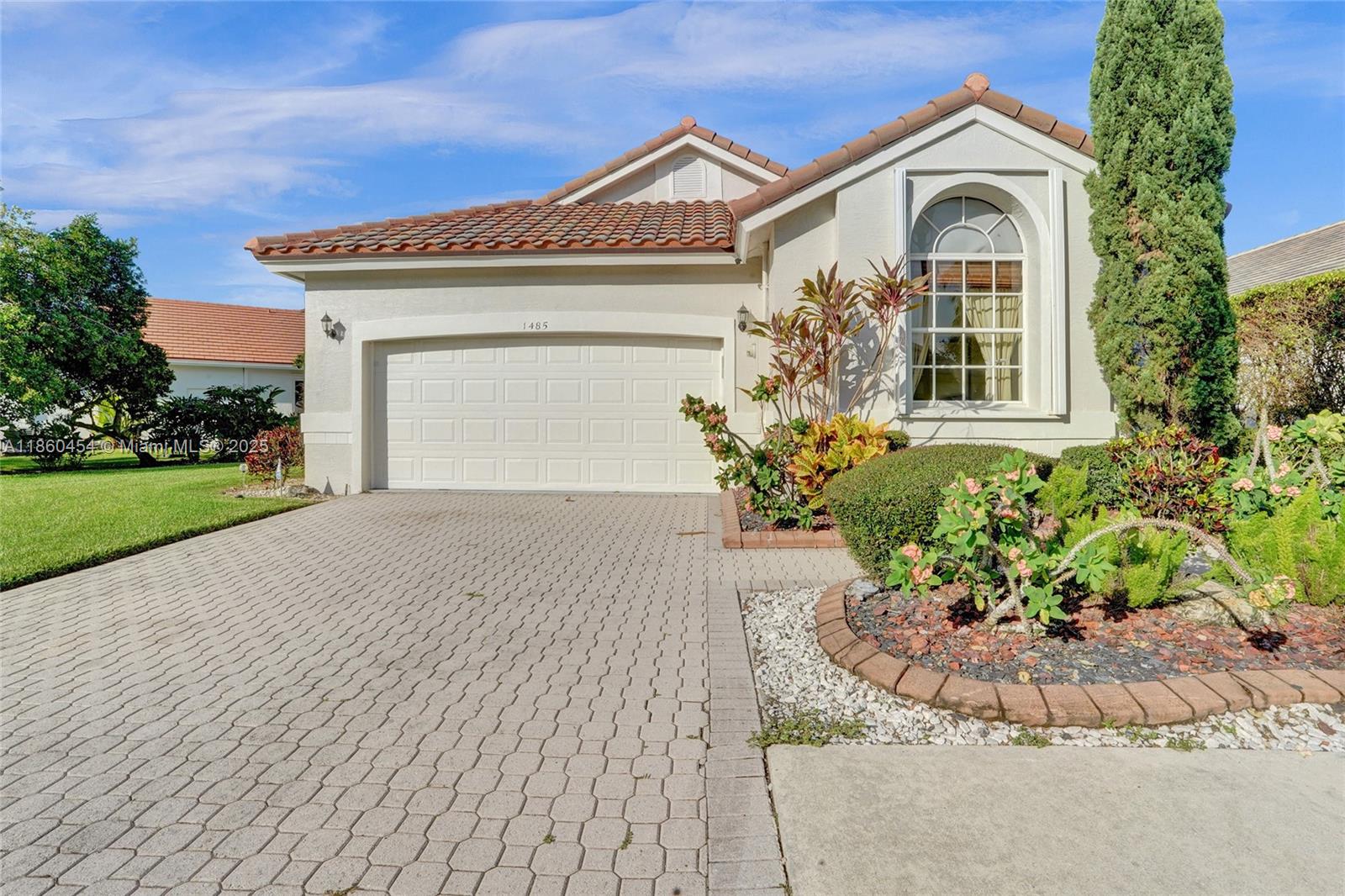 1485 W Lacosta Dr W Pembroke Pines, FL 33027