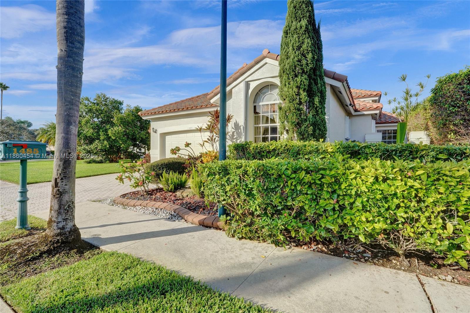 1485 W Lacosta Dr W Pembroke Pines, FL 33027