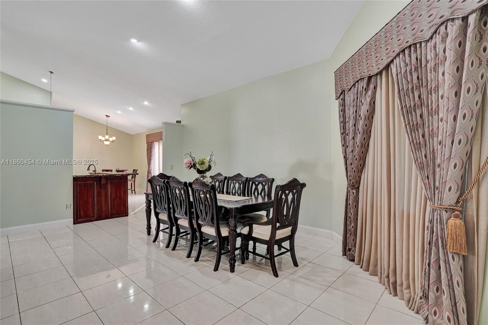 1485 W Lacosta Dr W Pembroke Pines, FL 33027