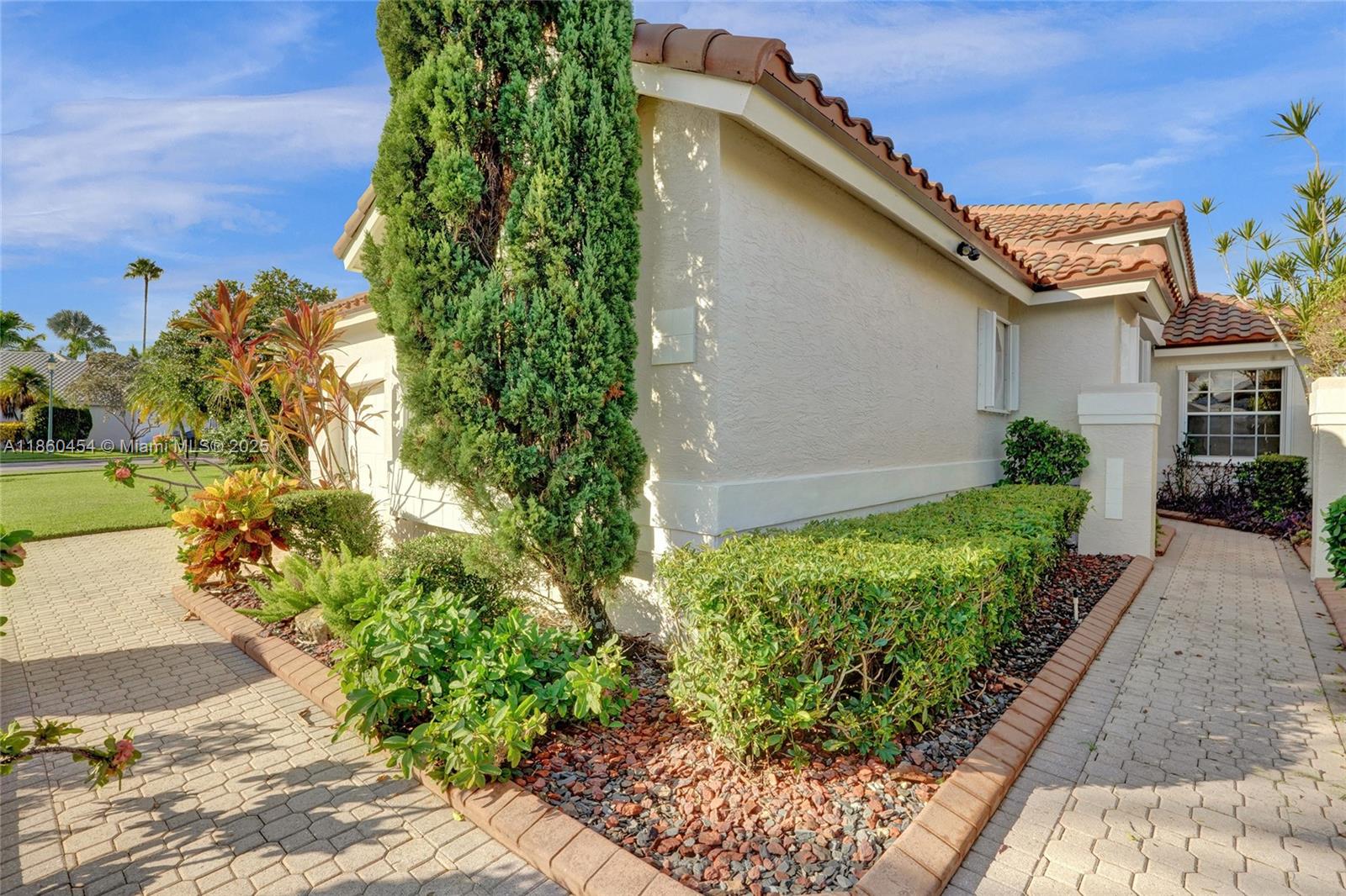 1485 W Lacosta Dr W Pembroke Pines, FL 33027