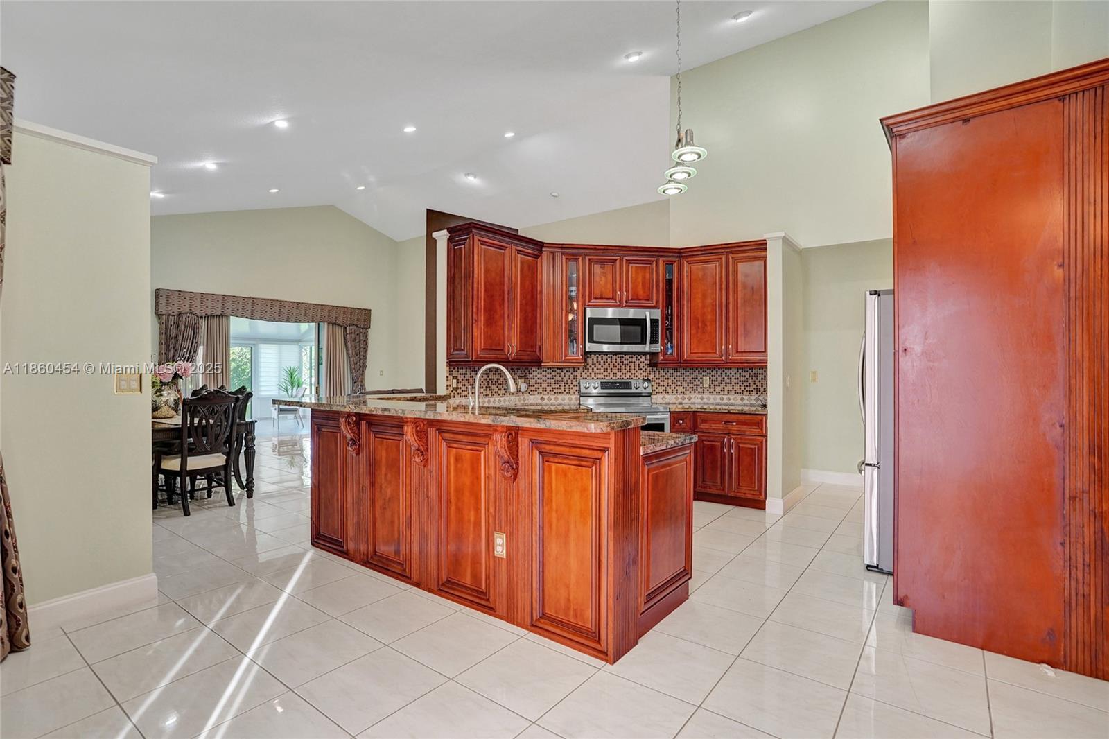 1485 W Lacosta Dr W Pembroke Pines, FL 33027