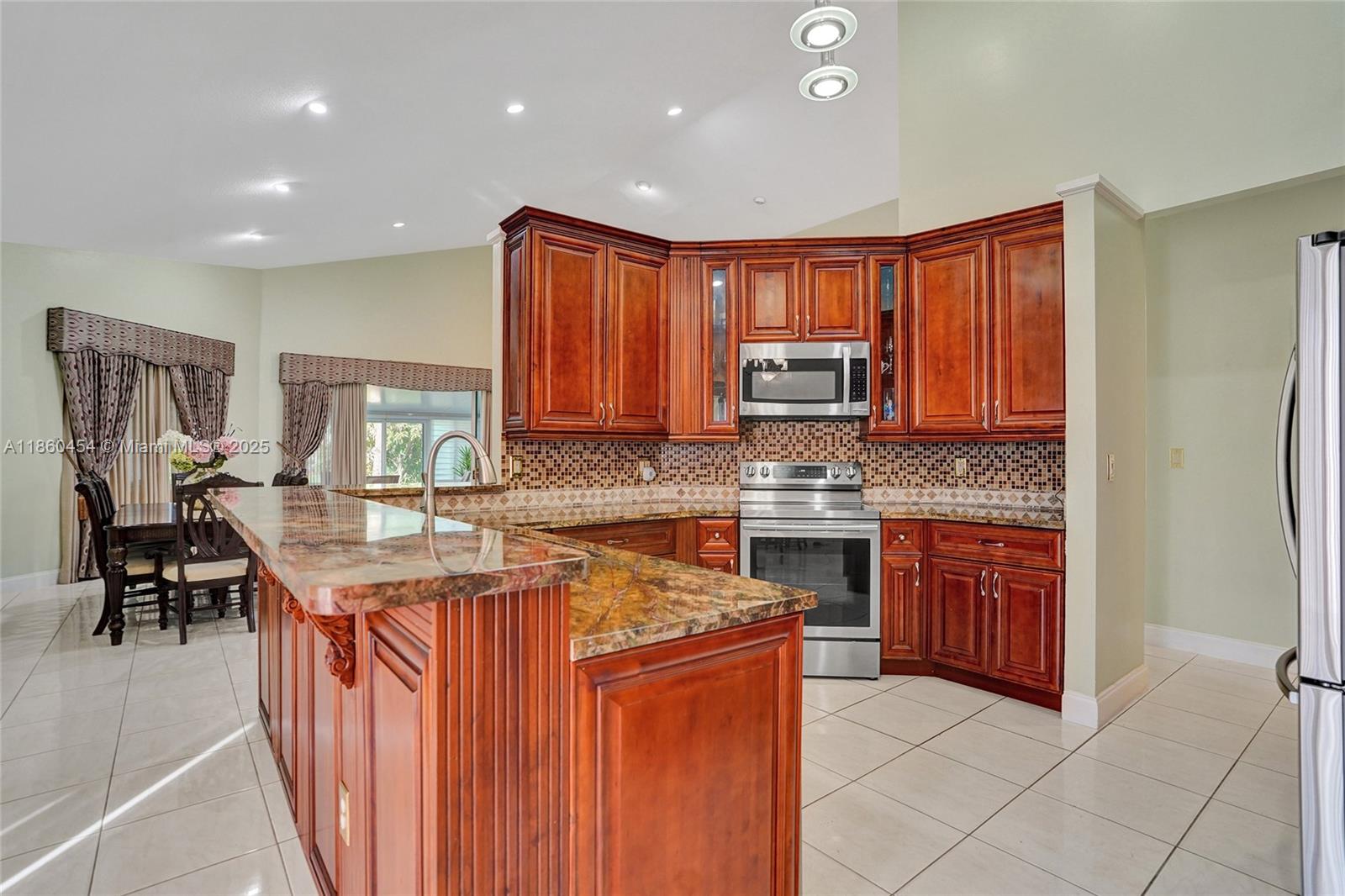 1485 W Lacosta Dr W Pembroke Pines, FL 33027