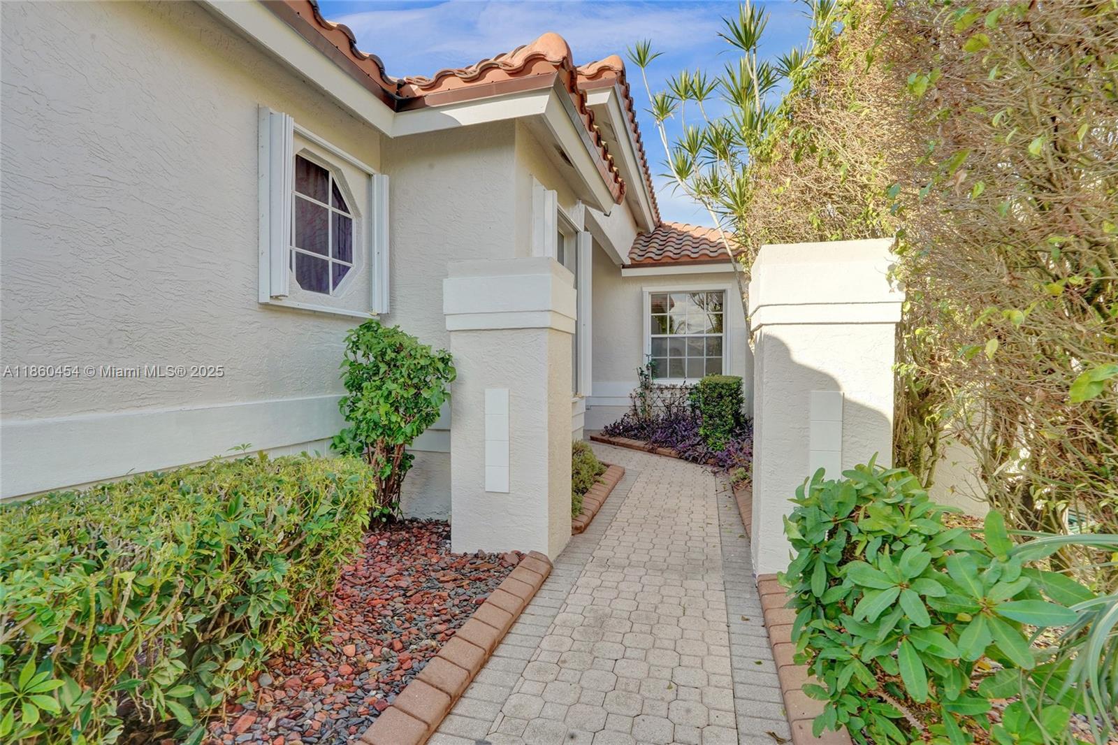 1485 W Lacosta Dr W Pembroke Pines, FL 33027