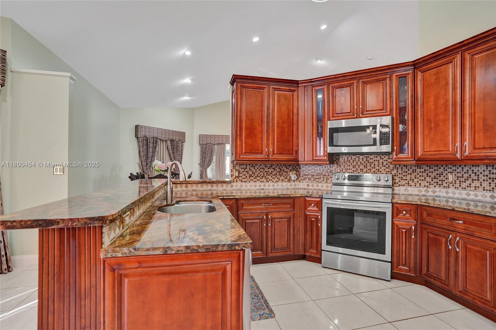 1485 W Lacosta Dr W Pembroke Pines, FL 33027