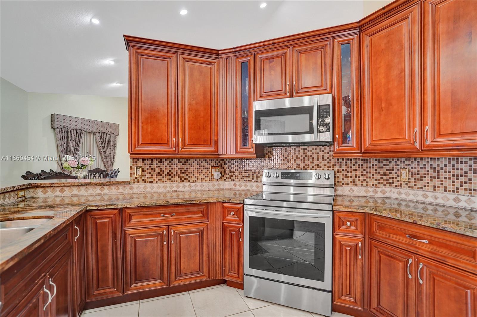 1485 W Lacosta Dr W Pembroke Pines, FL 33027