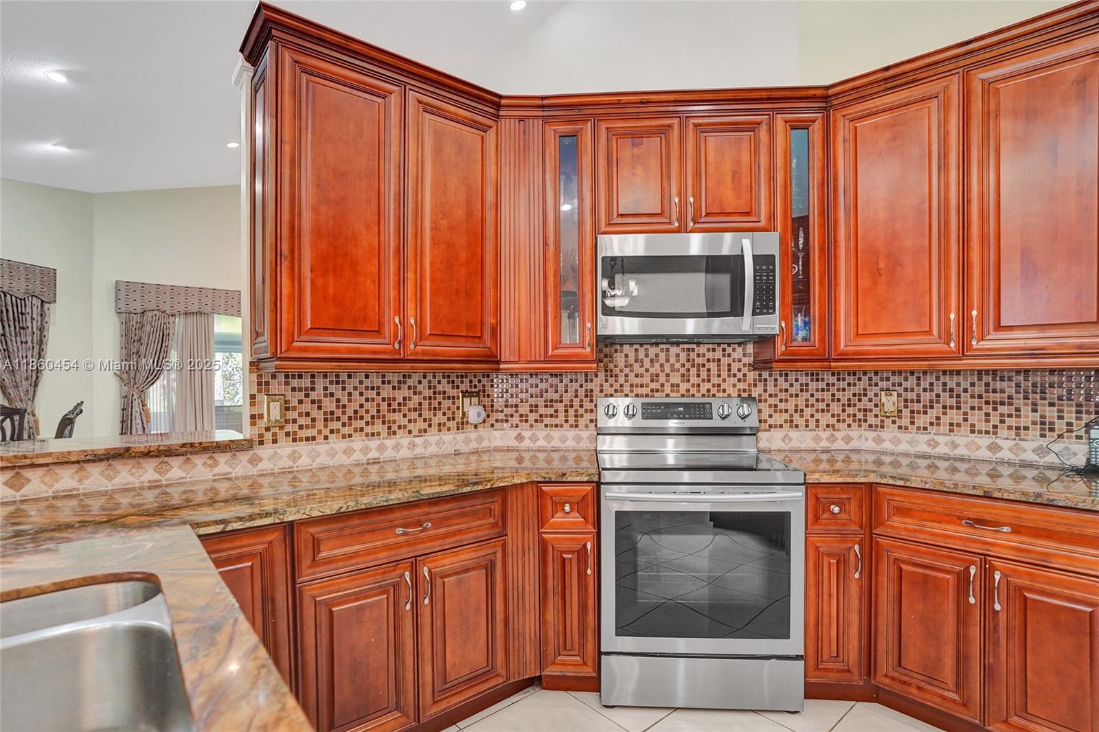 1485 W Lacosta Dr W Pembroke Pines, FL 33027