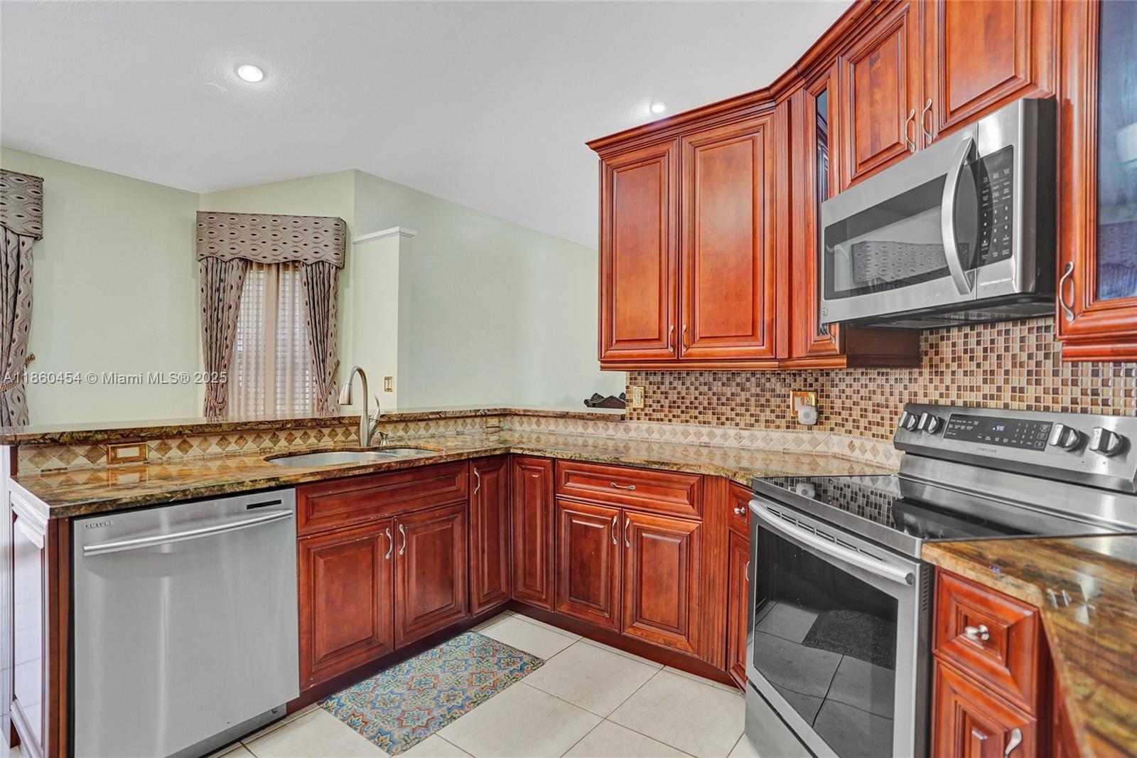 1485 W Lacosta Dr W Pembroke Pines, FL 33027