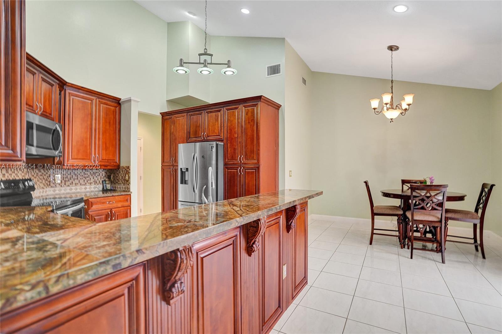 1485 W Lacosta Dr W Pembroke Pines, FL 33027