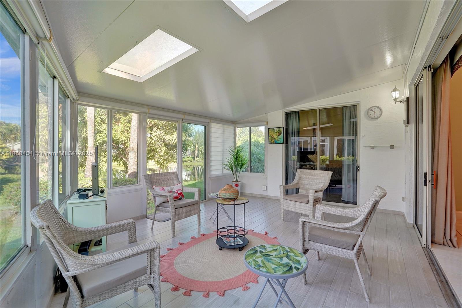 1485 W Lacosta Dr W Pembroke Pines, FL 33027