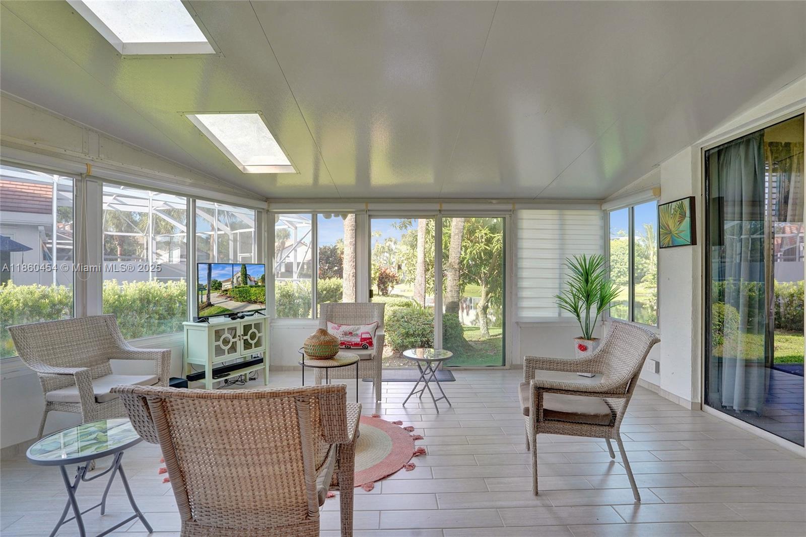 1485 W Lacosta Dr W Pembroke Pines, FL 33027