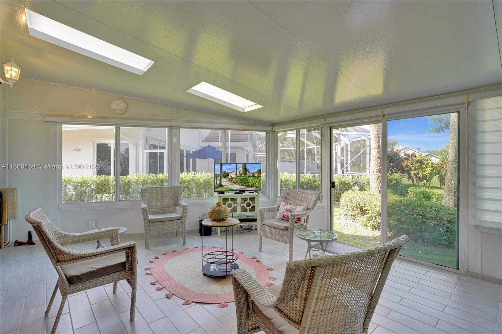 1485 W Lacosta Dr W Pembroke Pines, FL 33027