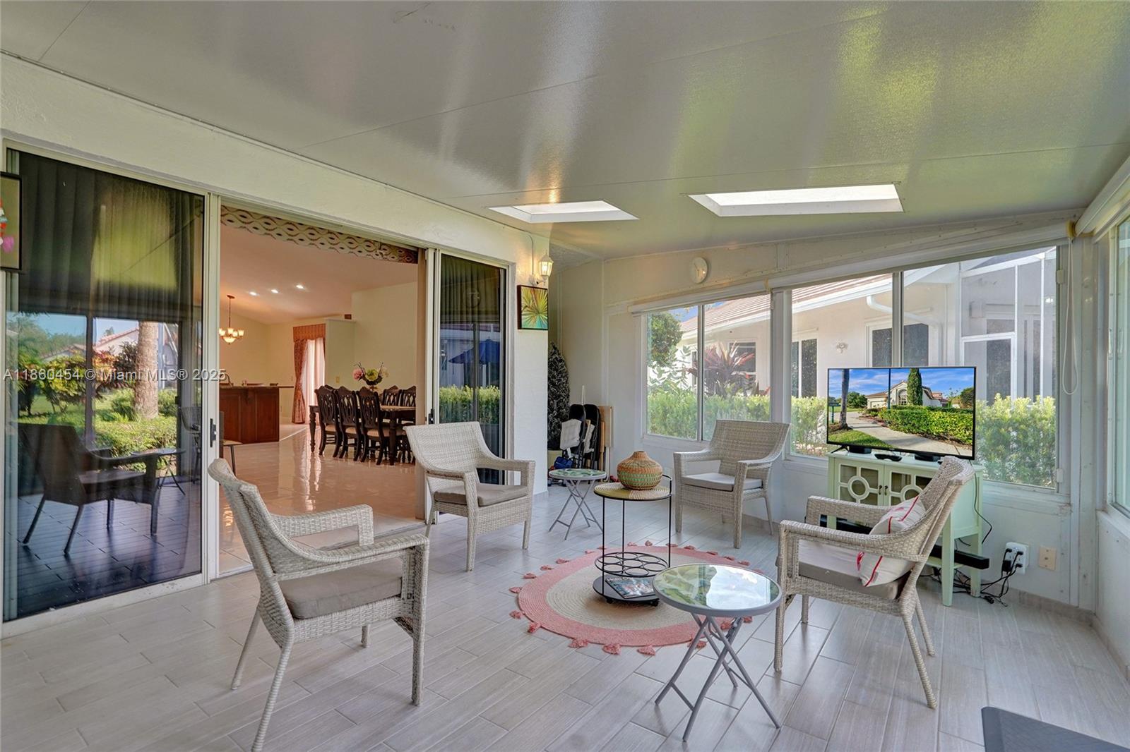 1485 W Lacosta Dr W Pembroke Pines, FL 33027