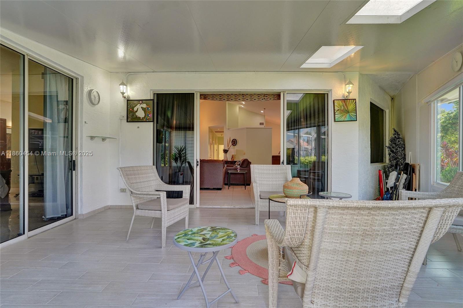 1485 W Lacosta Dr W Pembroke Pines, FL 33027