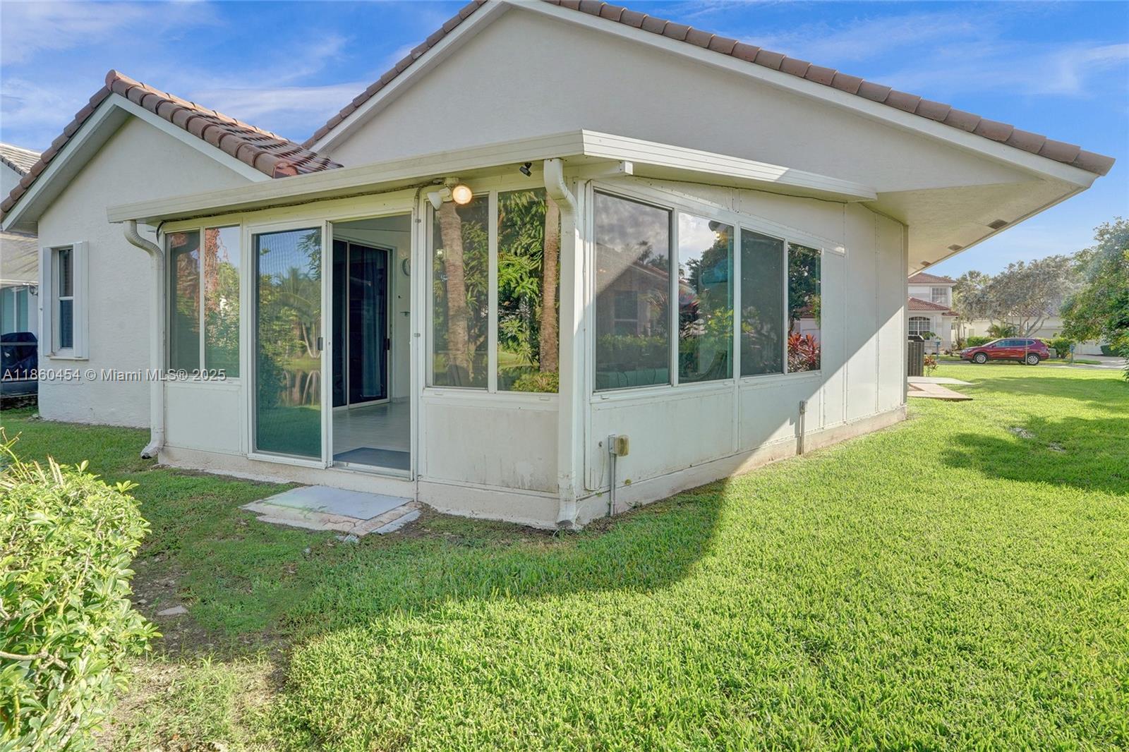 1485 W Lacosta Dr W Pembroke Pines, FL 33027