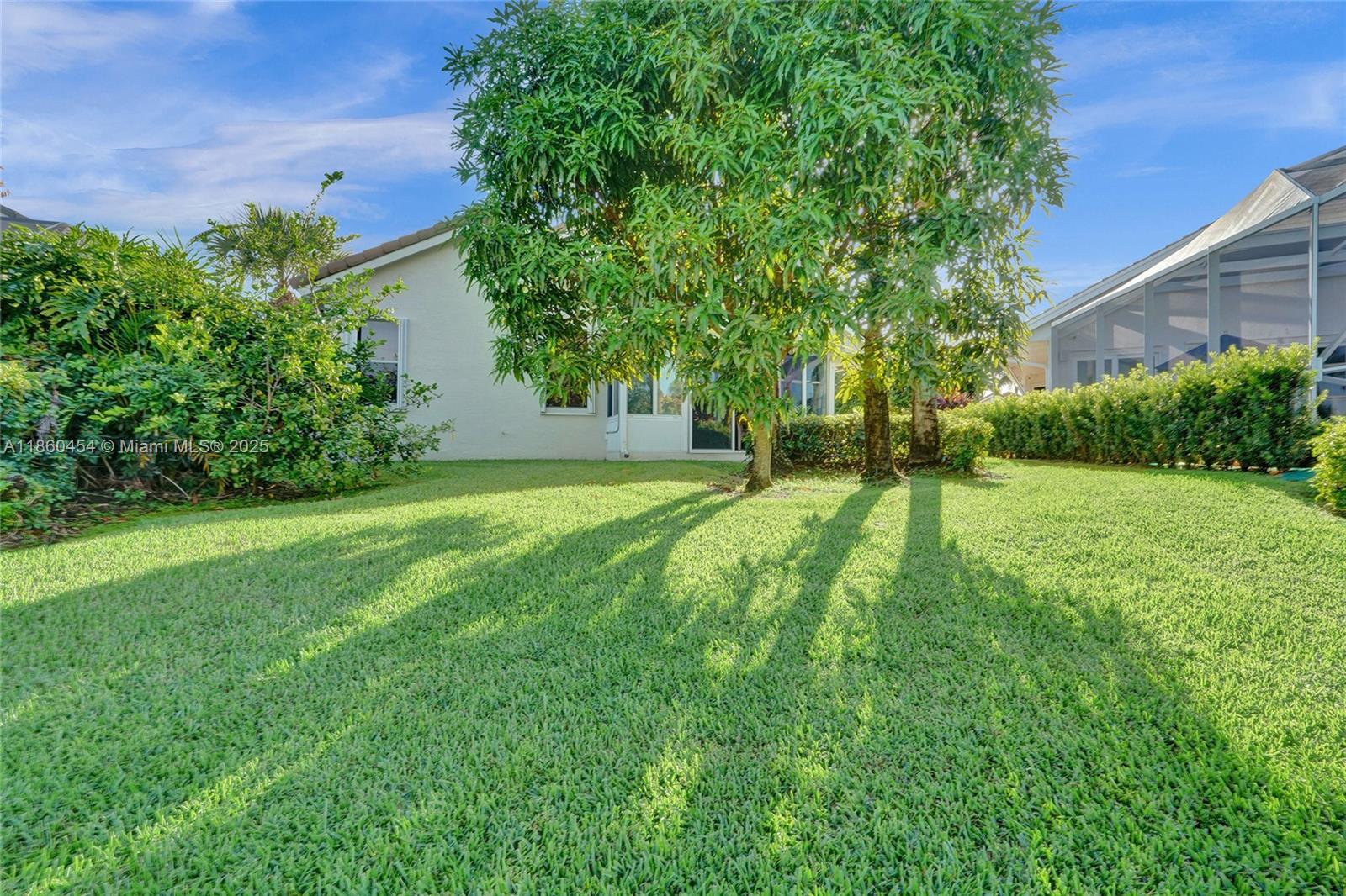 1485 W Lacosta Dr W Pembroke Pines, FL 33027