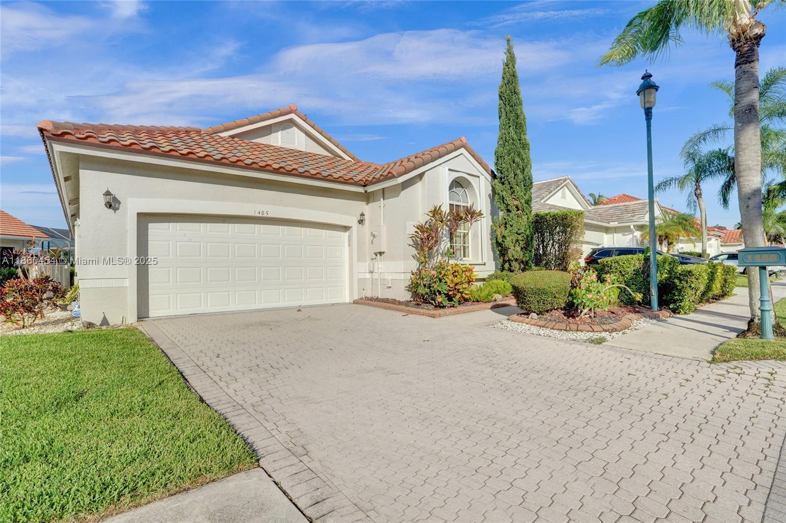 1485 W Lacosta Dr W Pembroke Pines, FL 33027