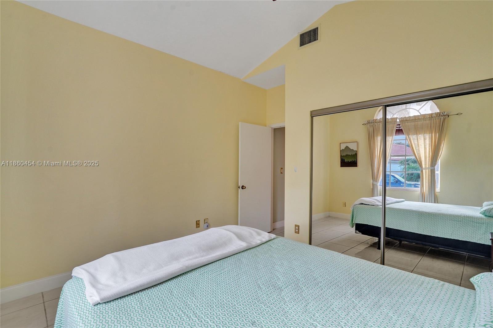 1485 W Lacosta Dr W Pembroke Pines, FL 33027