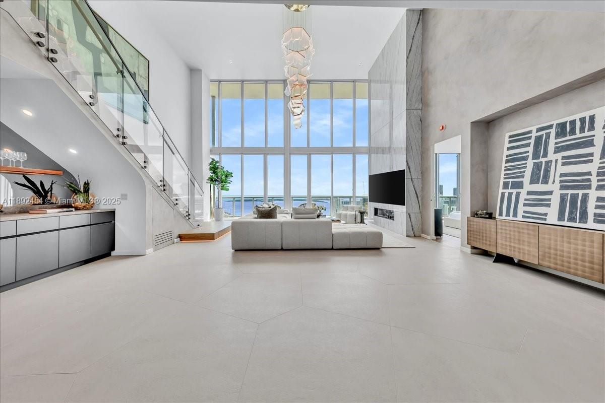 888 Biscayne Blvd #5704