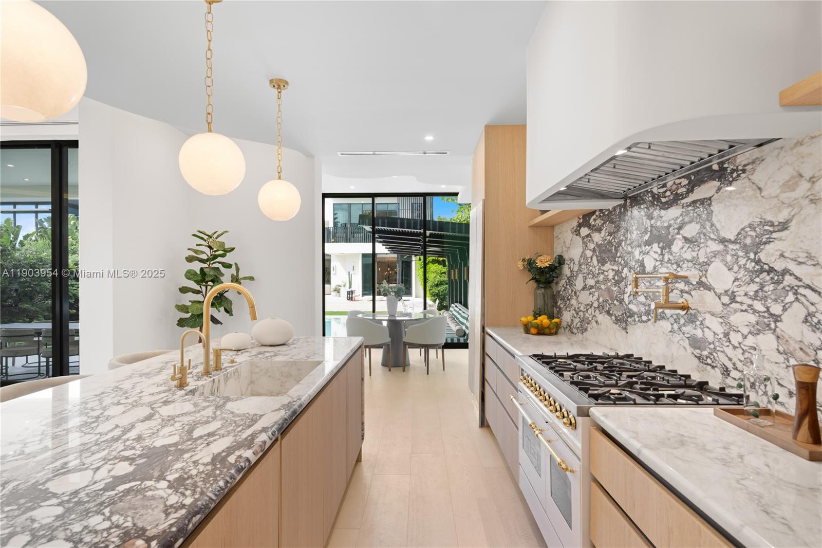 2053 N Bay Rd Miami Beach, FL 33140