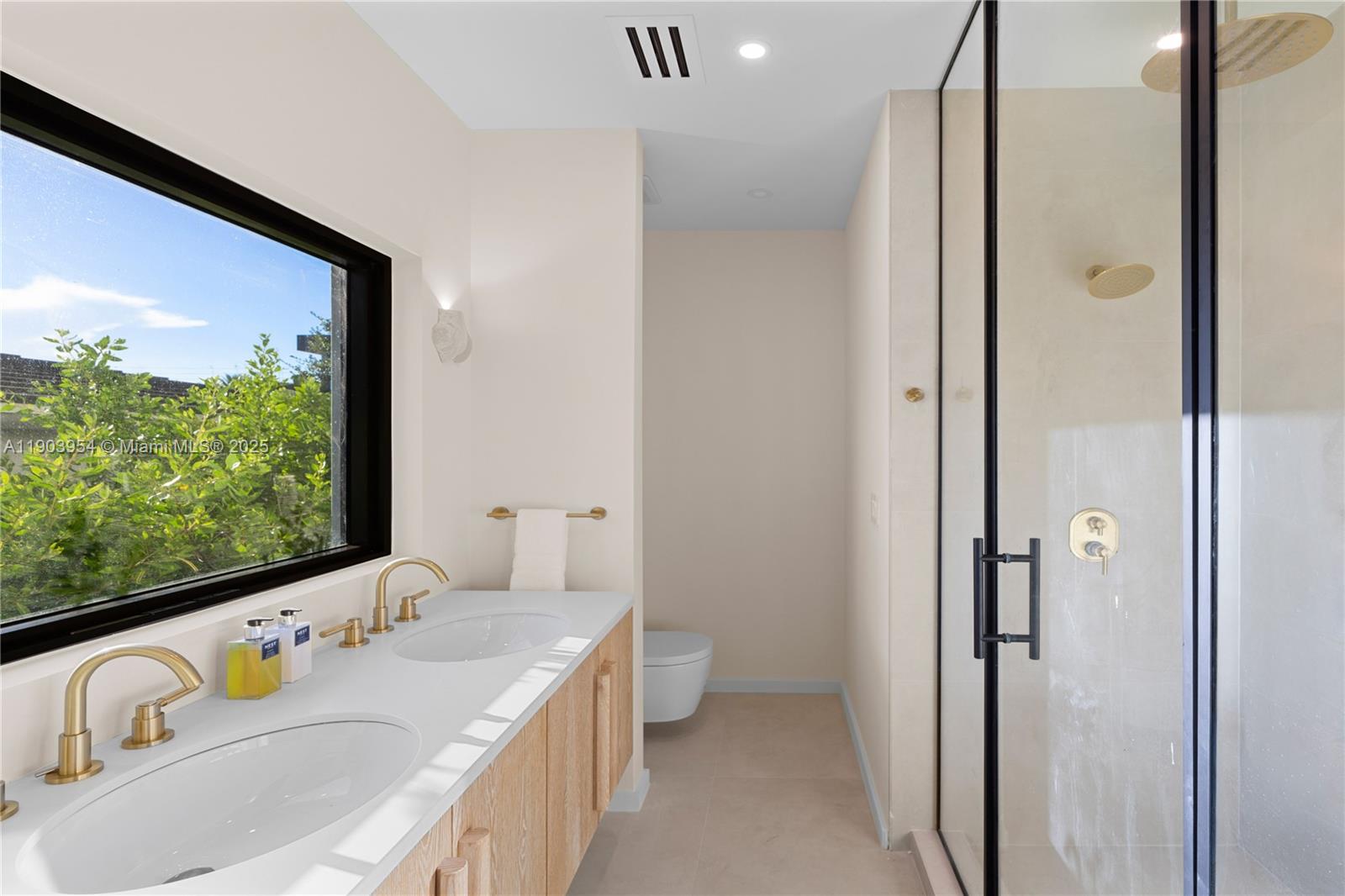 2053 N Bay Rd Miami Beach, FL 33140