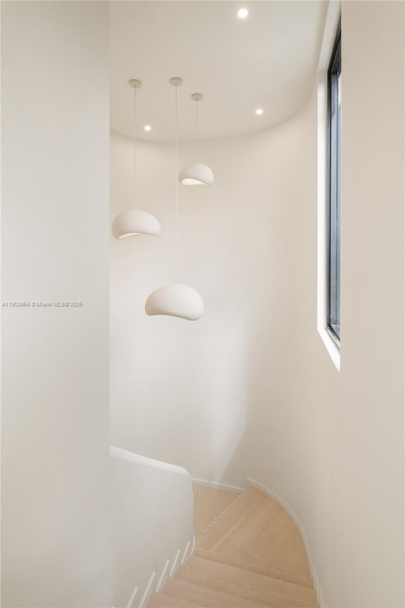 2053 N Bay Rd Miami Beach, FL 33140