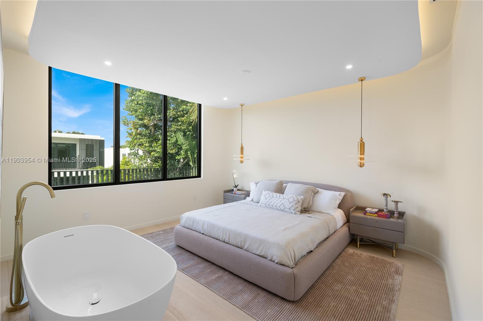 2053 N Bay Rd Miami Beach, FL 33140