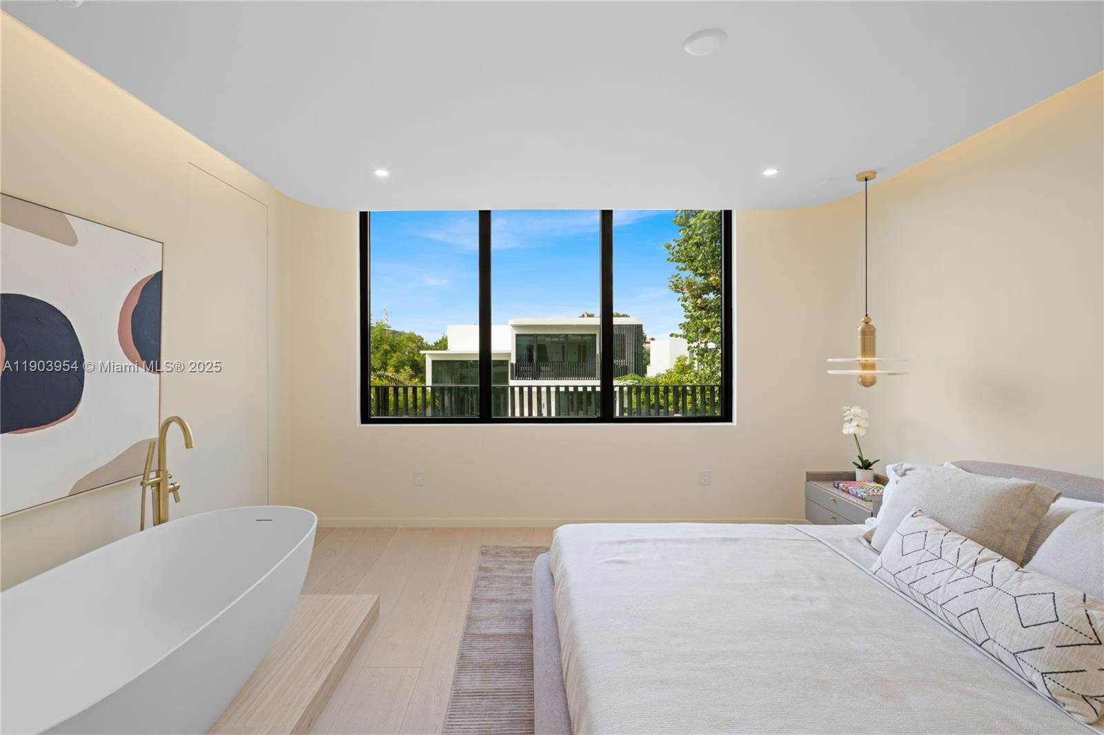 2053 N Bay Rd Miami Beach, FL 33140