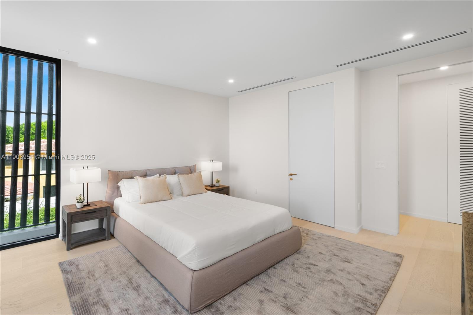 2053 N Bay Rd Miami Beach, FL 33140