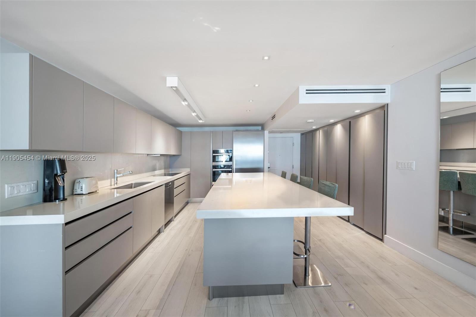 image Roney Palace Condo16