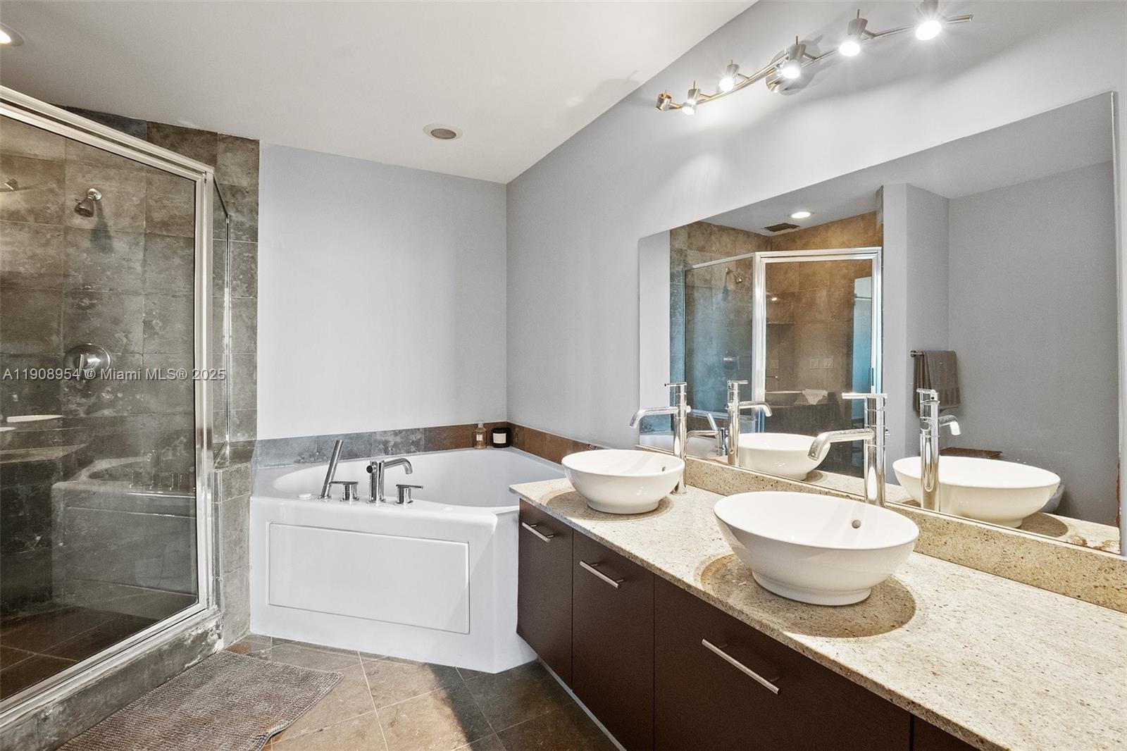 image UPTOWN MARINA17