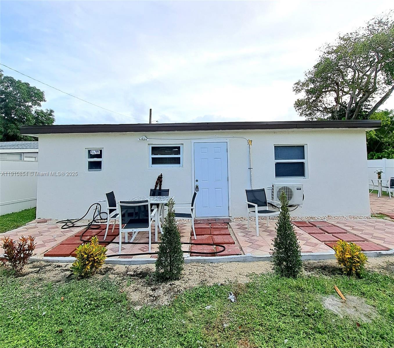 2215 Mayo St #E1/Rear