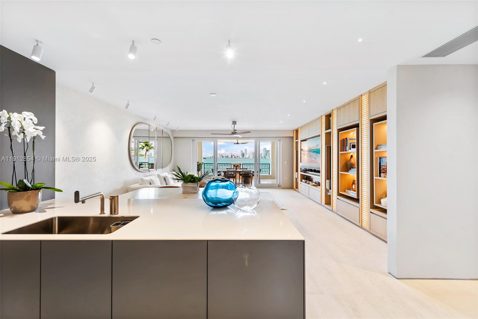 4922 Fisher Is Dr #4922 Miami Beach, FL 33109