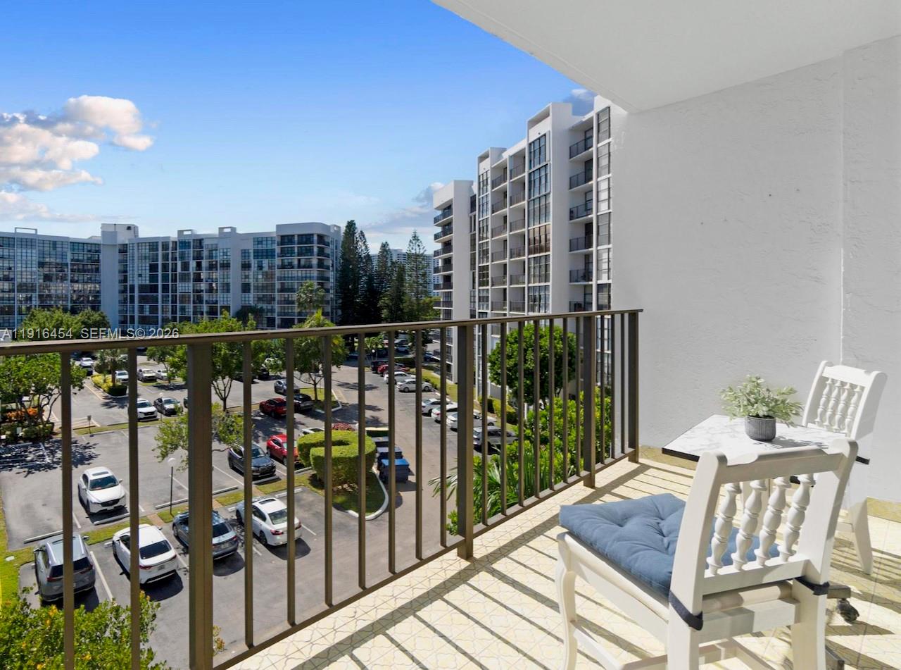 1000 Parkview Dr #518 Hallandale Beach, FL 33009