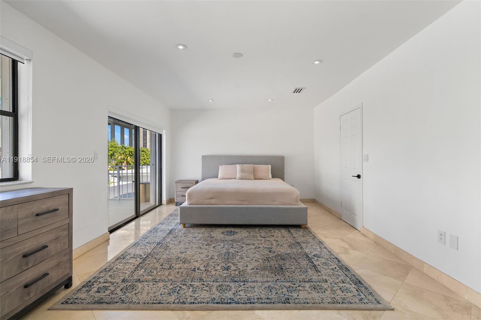 19140 N Bay Rd Sunny Isles Beach, FL 33160