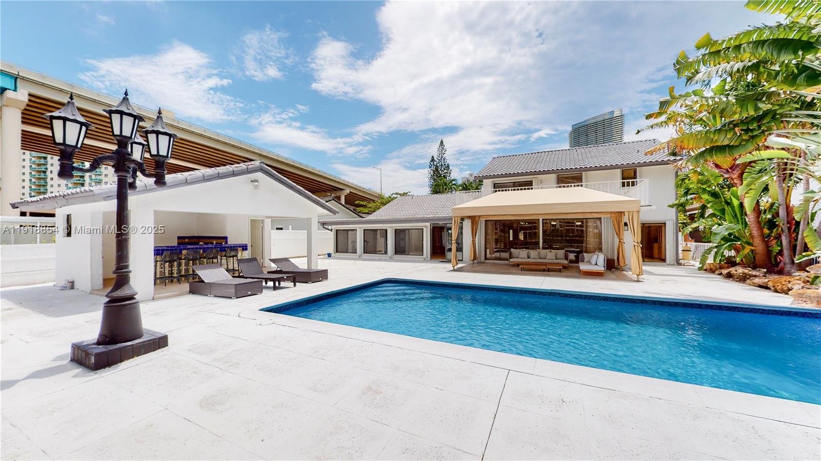 19140 N Bay Rd Sunny Isles Beach, FL 33160