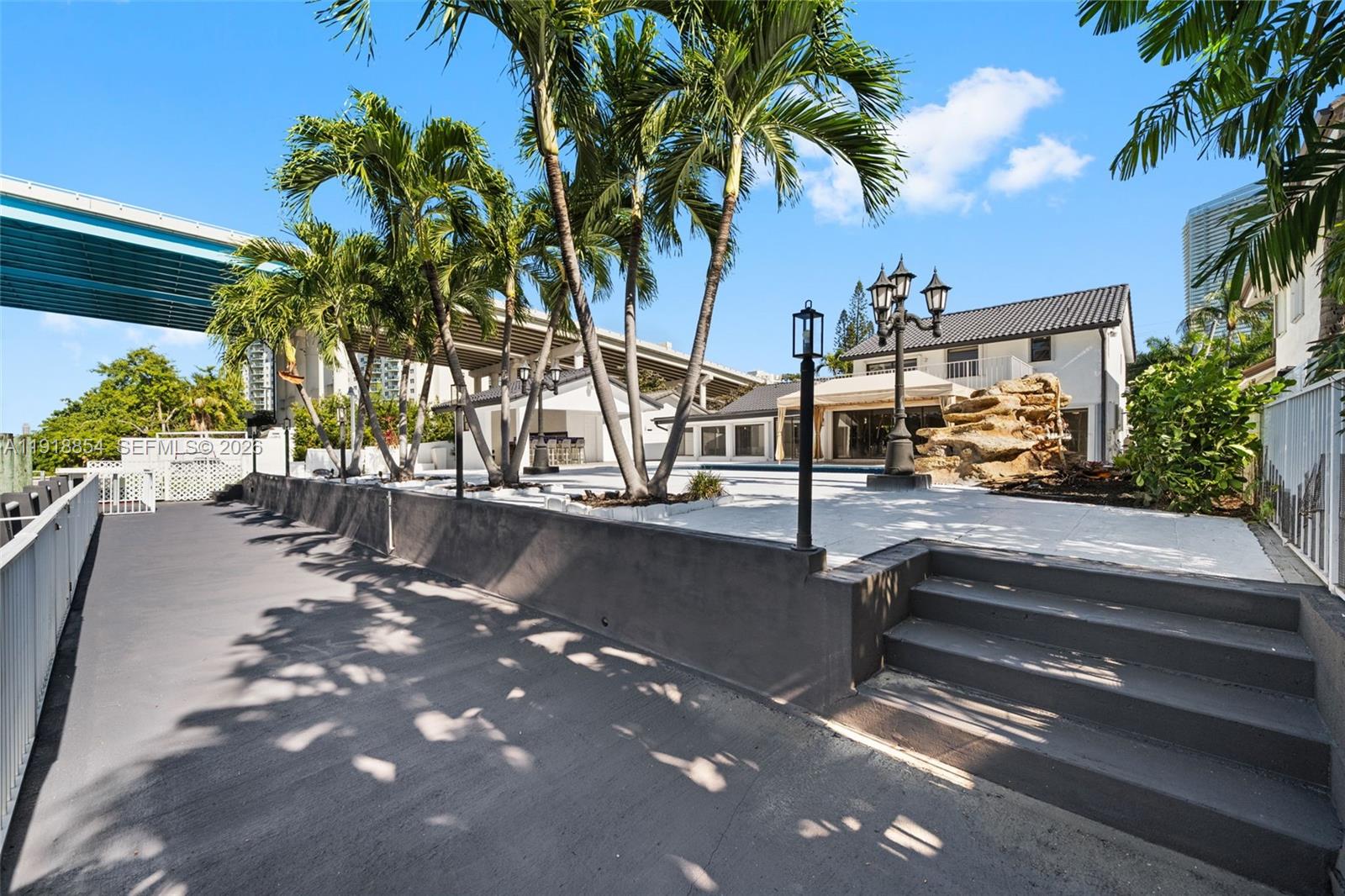 19140 N Bay Rd Sunny Isles Beach, FL 33160