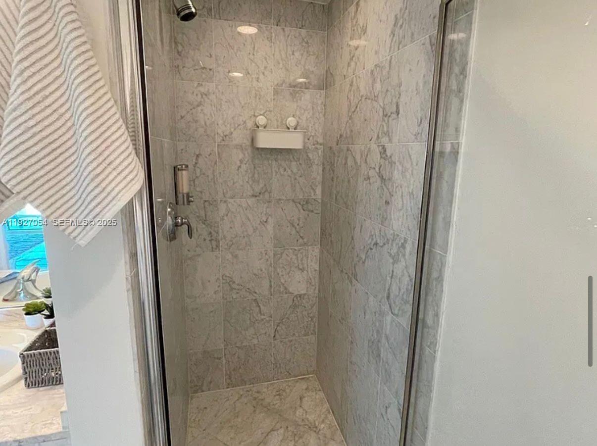 image Vizcayne South9