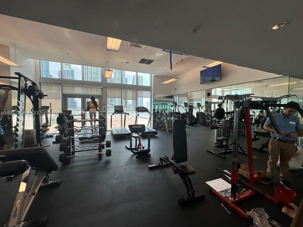 92 SW 3rd St #1408 Miami, FL 33130