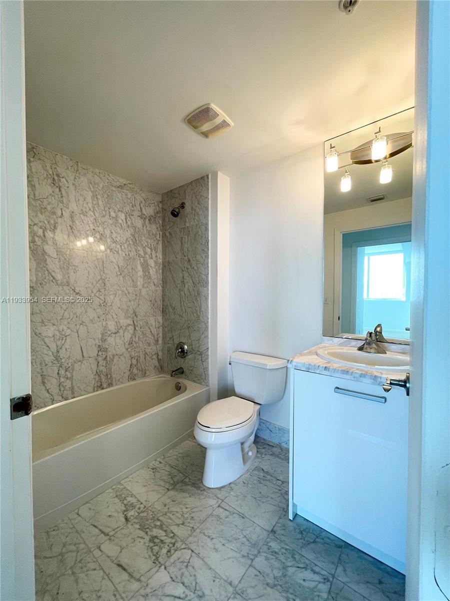 image Vizcayne South29