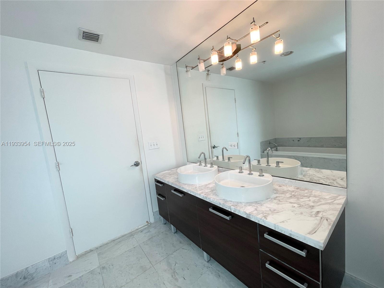 image Vizcayne South34