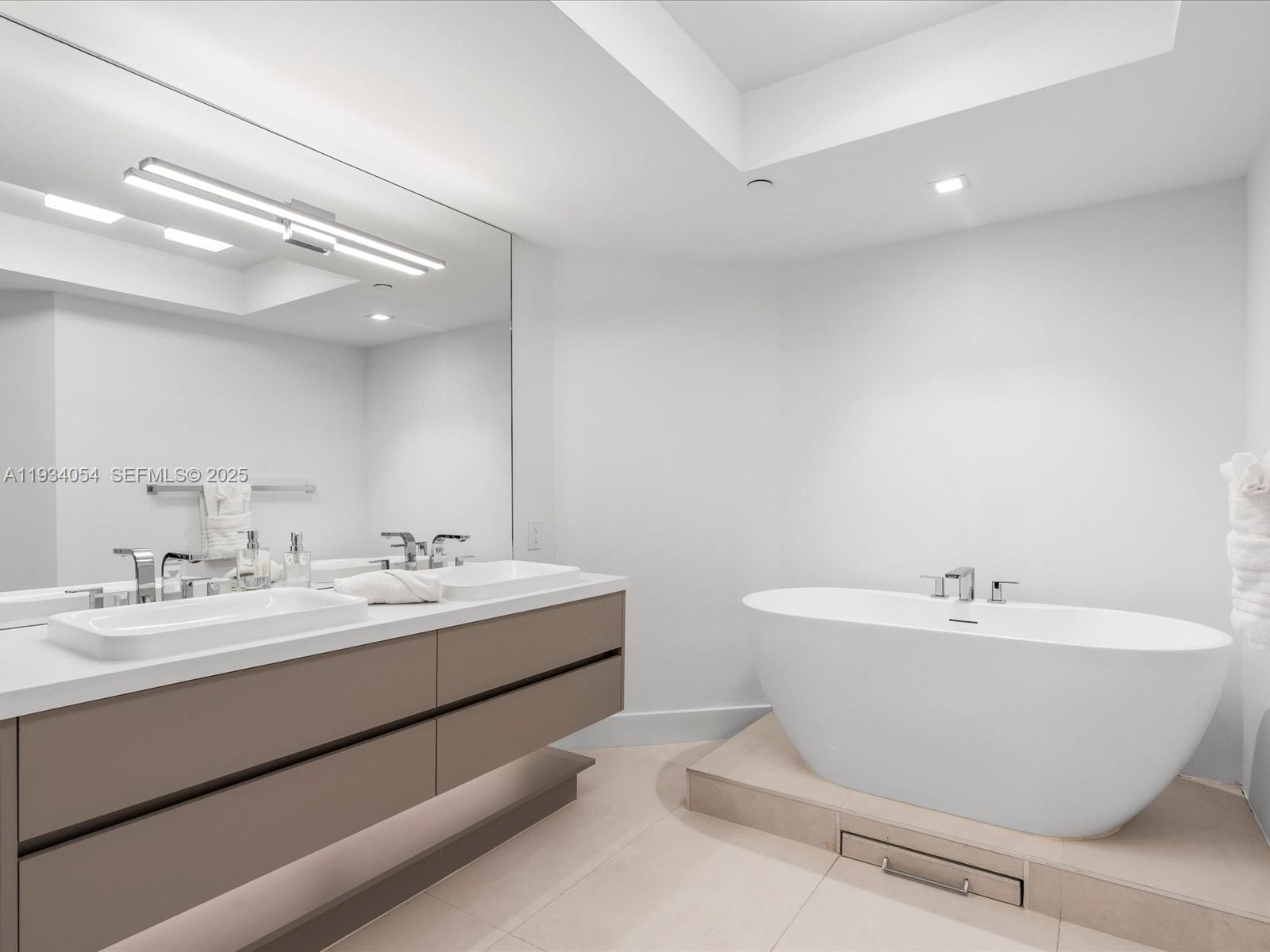 2000 Island Blvd #903 Aventura, FL 33160