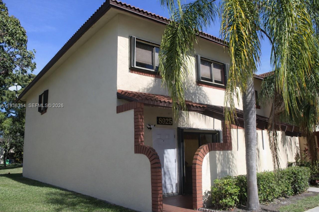 8925 Springtree Lks Dr