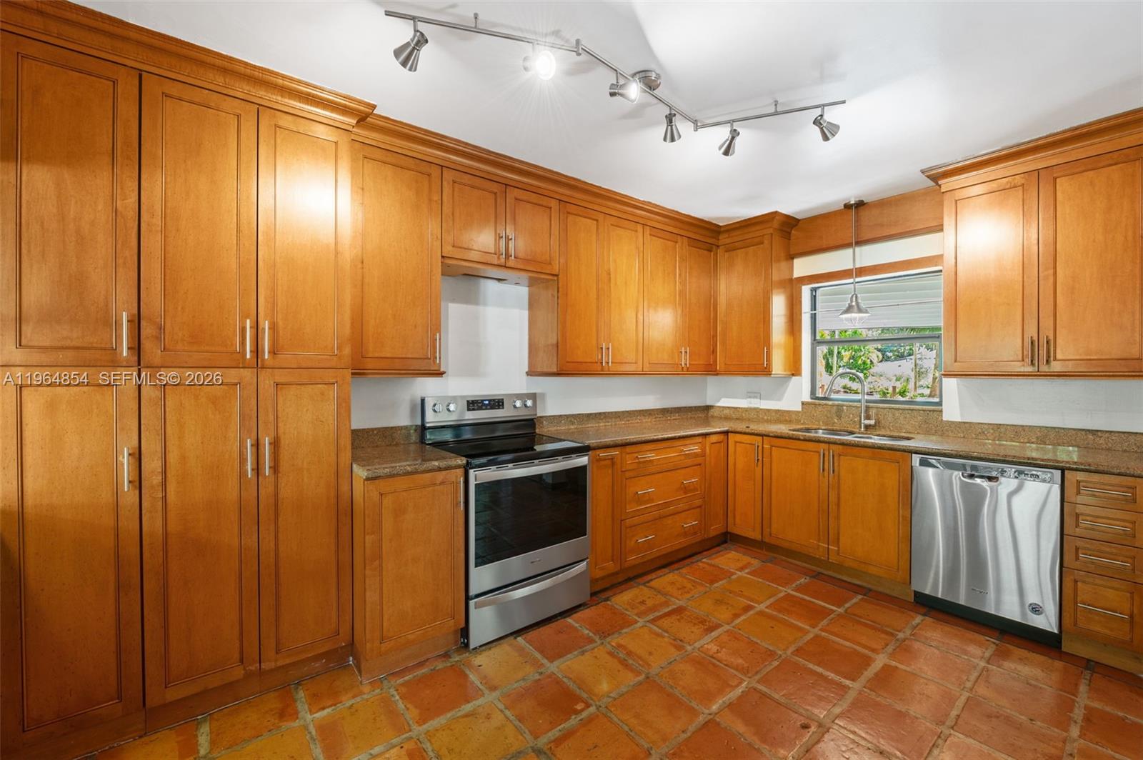 1745 NE 137th Ter North Miami, FL 33181