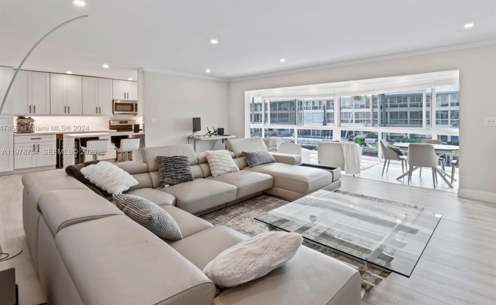 3050 NE 48th St #207