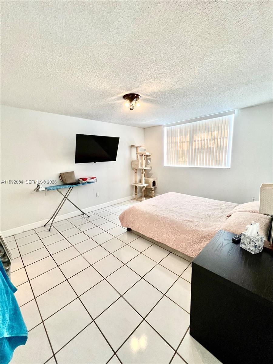 1990 Marseille Dr #303 Miami Beach, FL 33141