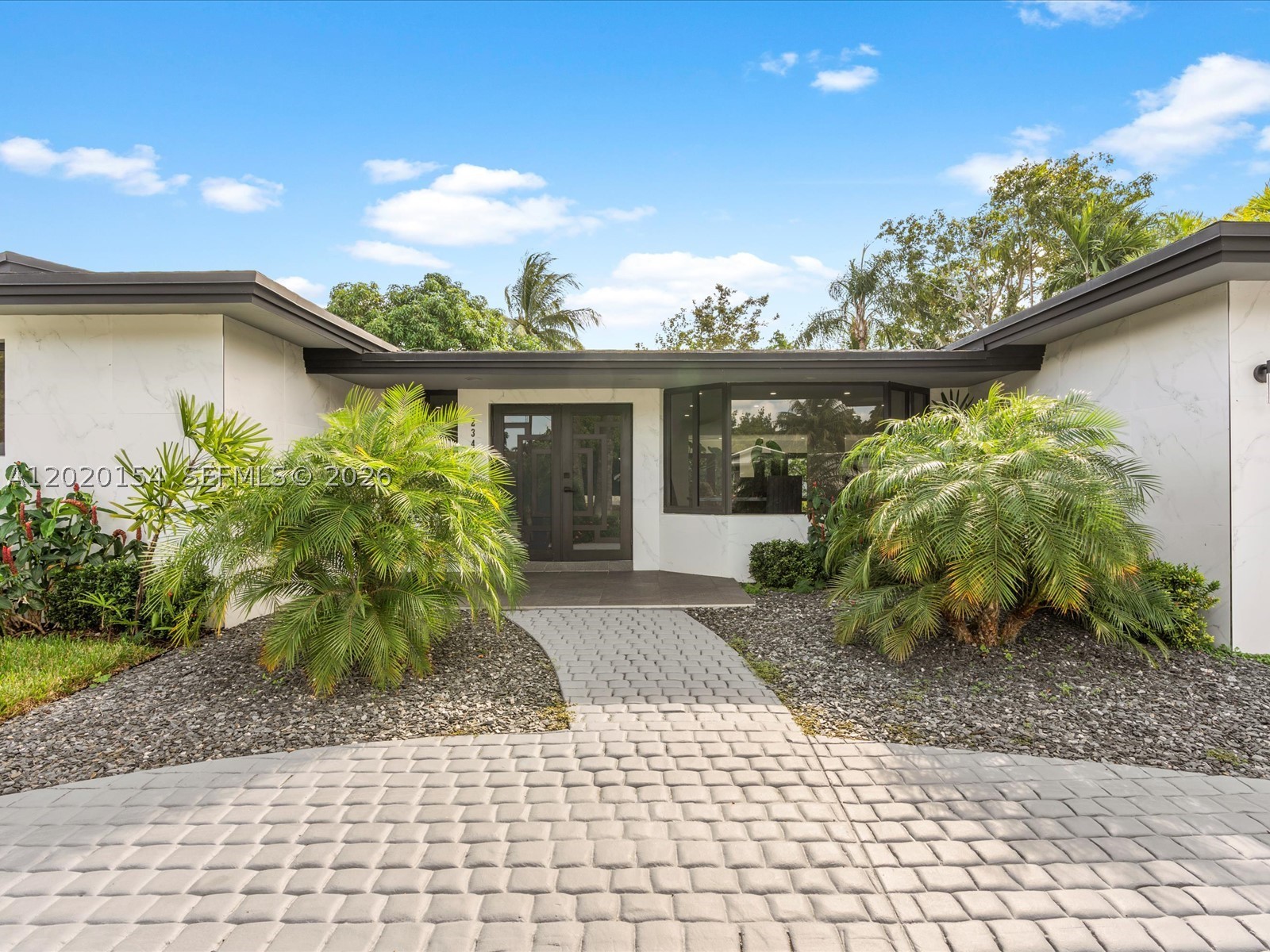 2340 NE 194th St Miami, FL 33180