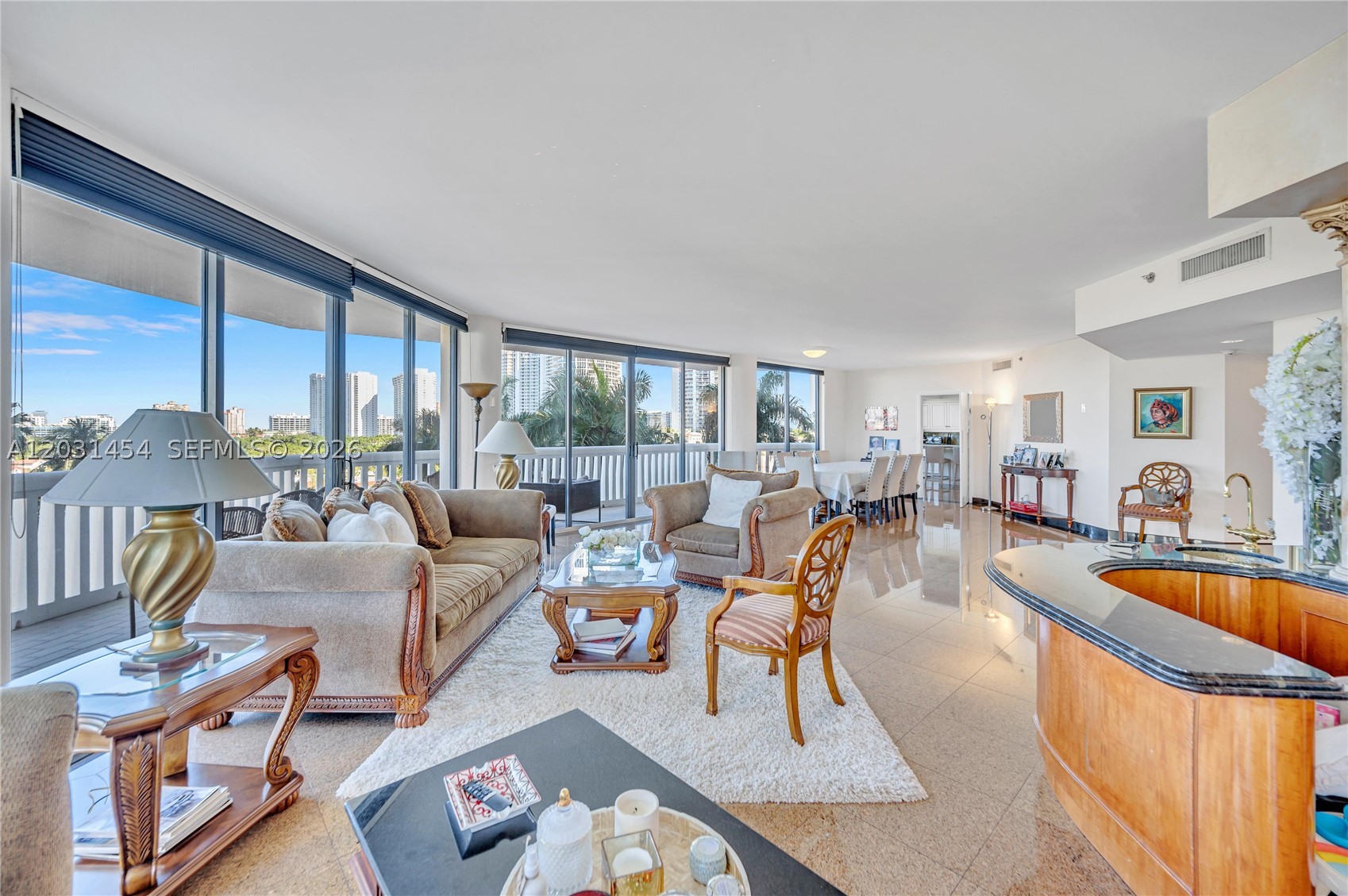 2000 Island Blvd #806