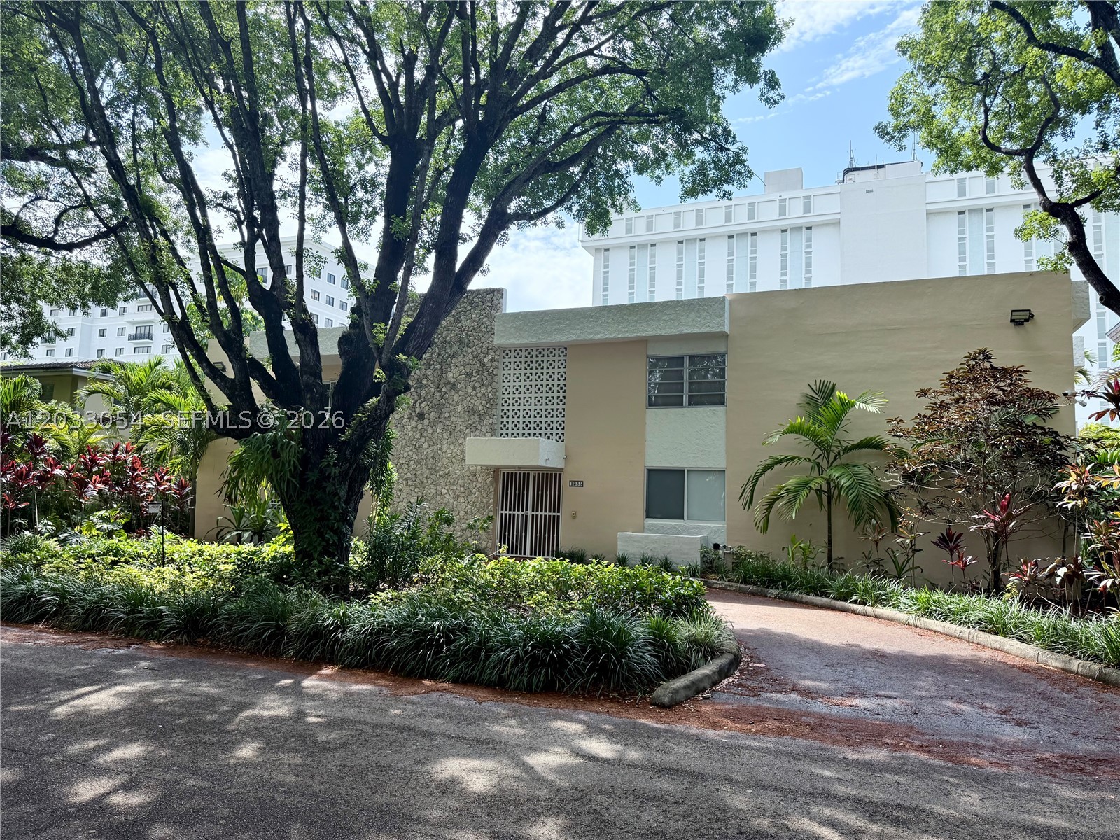 1235 Mariposa Ave #7